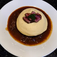 神戸牛洋食アモナ - 来ました！神戸牛ステーキの乗ったスフレオムライス。かわいいサイズのステーキです。
