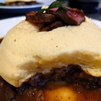 神戸牛洋食アモナ - スフレ卵を割って横から。帽子みたいな形。かつてないふわっふわすぎて卵が飲めそう。