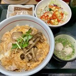 Nakau - 「3種きのこの親子丼（ごはん大盛）サラダ鶏だんごスープセット」860円也。税込。