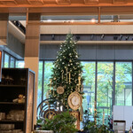 THE FRONT ROOM - 丸キューブに面しているのでテラス席&店内からクリスマスツリーも見えます。