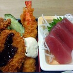 Tomoe Ya Shiyoku Dou - 松定食のメインのおかず。揚げ物と刺身