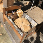 Village SEDO - テラスの猫ちゃん（注：置き物です）