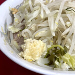 ラーメン二郎 - 「ニンニク少なめ」でこのくらい