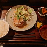 Yottsuba - ●自家製ハンバーグランチ（おろしポン酢）990円
                      ▶自家製ハンバーグランチの内容
                      洋食店で自家製ハンバーグランチだと
                      最低でも1,300円近くになるけど
                      居酒屋で食べれば千円以下で頂ける❕
                      ありがたい