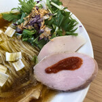 めん処 きよ洲 - 2種類のチャーシューにトマトソースが乗ります。