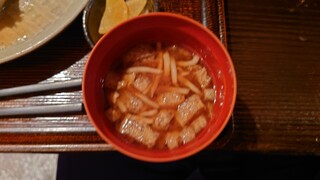 Yottsuba - ○お味噌汁
                        もやしの赤出汁なんだねえ。
                        このもやしも生ではないけれど
                        これも小気味良い食感が残されてて
                        良い感じ。
                        
                        優しくて美味しい味わいだった。