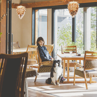 自然の豊かさを感じる空間。愛犬とともに楽しめるテラス席も