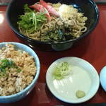 まるまつ - 冷やし花そばとミニ鶏そぼろ丼の組み合わせ