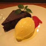 Ata - チョコレートのケーキとバニラ・アイスのデザート