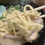 横浜家系ラーメン 一閃家 - ひとつまみでほとんどの麺が上がってくる（笑）