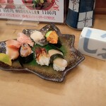 六五寿司 - うに貝づくし。塩の容器が可愛い。赤貝、赤貝のヒモ、とり貝、タイラギ、アワビ、ウニ。