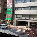 TAMURO - 入口前の窓から見える風景