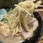 横浜家系ラーメン 一閃家 - 箸を揺らしてもほぐれない。