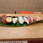 六五寿司 - 料理写真:普通の定食。左から赤身、玉子、下足、イカ、バッテラ、ハマチ。