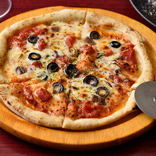 Homemade pizza is popular. There is also a full food menu that can be enjoyed with alcohol.