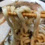 自家製太麺 ドカ盛 マッチョ - 麺は二郎系ラーメン特有のワシワシ麺です