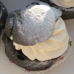 竹陽製菓 - 粉雪をかぶった黒いシュークリーム