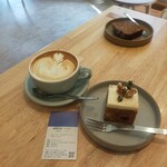 コーヴ コーヒー ロースターズ - 20221111ホットカフェラテとキャロットケーキ