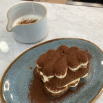 カフェ ザ サン リブズ ヒア - クリームを注ぐ前