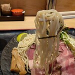 幸屋きよまる - つけめんにしては細麺なのです。あー麺肌が滑らかでするする入ってっちゃいますね。喉越しが良いぞ。