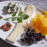THE BLUE - チーズの３種盛り合わせ
