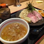 幸屋きよまる - あら炊き塩スープ越しのつけめん。良い画(え)が撮れました。
