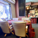 キッチン&バー 颯 - 店内はテーブルとカウンター