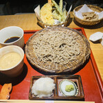 Tou hemboku - 粗挽き蕎麦食べ比べ（くるみ・辛味大根）と天ぷら盛り合せ