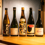 Sushi Bar Mugen - 店主の厳選した日本酒を常時10～15本ご用意していますので、サーブの流れやお客様のお好みに合わせてご提案させて頂きます。焼酎（芋・麦）、ジン、瓶ビール、梅酒、ソフトドリンク各種などもご用意しています。また、ワインや日本酒の当日のお持ち込みも可能です。