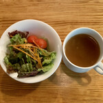 肉バル ジラソーレ - チキンソテー ライス付 ¥1,000 のスープ、ミニサラダ