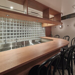 Sushi Bar Mugen - 6名様から8名様に貸切のご予約も承っております。お酒のお持ち込みも可能ですので、気兼ねなく申しつけください。