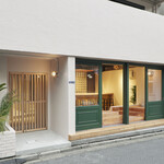 Sushi Bar Mugen - 六本木一丁目駅から徒歩4分。大通りから路地を入ると、都会の喧騒から逃れ閑静な一方通行道路に面したビルの1階に店舗があります。