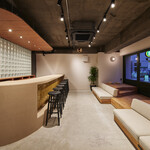 Sushi Bar Mugen - ご入店頂くとまず広がるのが、カフェバースペース。こちらで受付をさせて頂きます。ご予約のお時間より早くお越しになられましたら、こちらでお待ち頂いています。