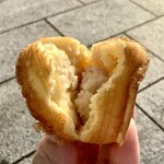 いづつや饅頭 - 【いづつや饅頭・日本新三大夜景都市バージョン】ホットケーキのような生地の饅頭の中には口溶けのよい白あんが。昔懐かしい味わいです。