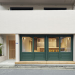 Sushi Bar Mugen - 手前はカフェバースペースになっています。ご予約の時間より早くお越しになった場合、こちらでくつろいでお待ち頂けます。