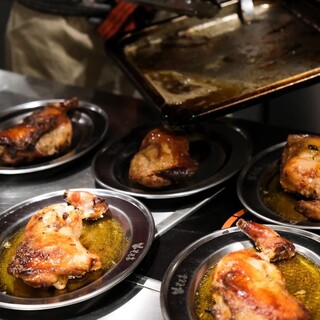 注文率9割を超える『骨付き鶏もも焼き』はかぶりつきがオススメ