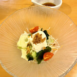 Ohashidokoro Nadeshiko - 自家製豆腐のサラダ。お豆腐がなめらか〜♡自家製和風ドレッシングは人気でテイクアウトも可能です。
