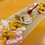 Ohashidokoro Nadeshiko - 鶏ささみとアボカドの天ぷら。梅タルタルソースが美味。ピンクソルトと岩塩も添えられます。