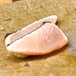 鮨おばな - 鰆のタタキ。藁で皮目を炙っているのでこれまた素晴らしい香り