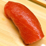 鮨おばな - 竜飛岬の一本釣りの中トロ。シルキーで甘い。腹カミ部位です