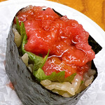 鮨おばな - お初というトロタクを試し食い。カワギシの脂の多い部分をこそぎとりました。抜群です