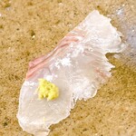 鮨おばな - 振り柚子と新月の塩、本山葵でいただきます。