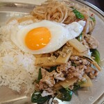 サバイ ジャイ タイランド - ガパオとパッタイ（ヤタイセット）