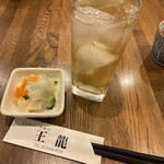 とんかつ 王龍 - ハイボール　700円　漬物　テーブルにある梅干しも無料