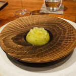 レストラン ナズ - 長野坂城キタムラヴィンヤードシャインマスカットスライス、ストラチャテッラ、シャインマスカットジュレ、発酵レモンの皮、黒文字オイル、エルダーフラワーのつぼみピクルス