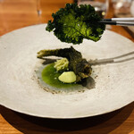 レストラン ナズ - はやのフリットとケール、発酵キャベツ、アボカドソース