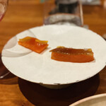 レストラン ナズ - 1ヶ月熟成サーモンと3年奈良漬、乾燥サーモンと発酵金柑、ルバーブのピクルス