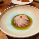 レストラン ナズ - 燻製サーモン低温調理、2週間熟成の蕪、発酵トマト、ザクロ、生いちじくソース