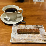 レストラン ナズ - ヘーゼルナッツのケーキ、コーヒー