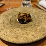 レストラン ナズ - 子鹿ヒレカツレツ、ジュニパーベリー、半年熟成きたあかり、発酵ブルーベリーと発酵黒ニンニクのソース、野生えのきと原木平茸、発酵蜂蜜